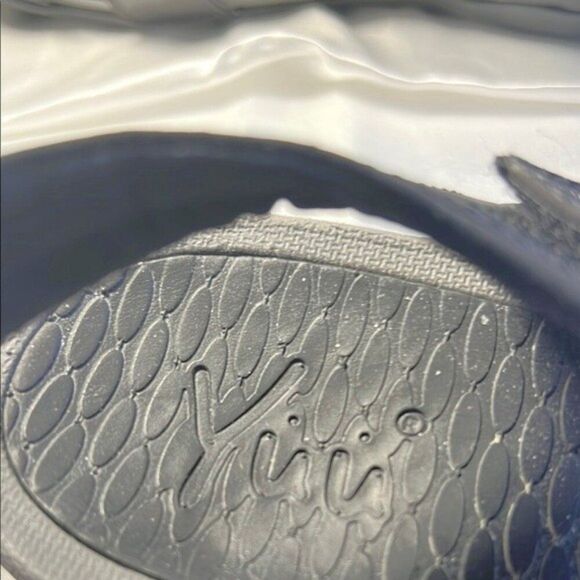 Yuu Devan Black Women's Sandals - Size 8 1/2 - Picture 7 of 8